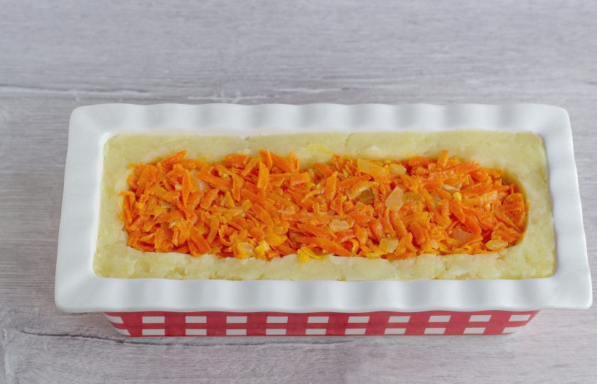 1. Этап. Картофельно-морковная запеканка с брокколи: И последний слой – морковно-луковый. Придавите его также ложкой и поставьте запеканку в разогретую до 180 градусов духовку на 30 минут.