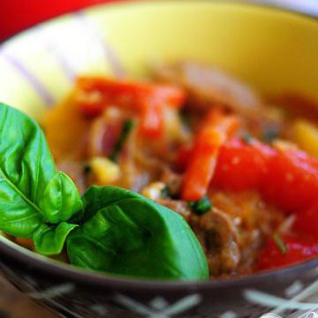 1. Этап. Утка карри по-тайски: Украсьте веточкой базилика. Приятного аппетита.