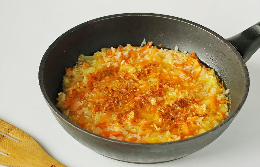 1. Этап. Рис с копченой курицей: Налейте стакан горячей воды или мясного бульона. Добавьте по вкусу соль и специи (у меня для курицы). Перемешайте и на небольшом огне под крышкой готовьте до тех пор, пока рис полностью не приготовится. В процессе по мере впитывания жидкости необходимо ее подливать, и перемешивать рис ложкой или лопаткой.