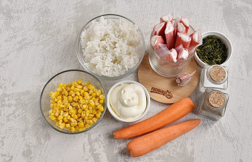 1. Этап. Крабовый салат с рисом и кукурузой: Подготовьте ингредиенты.