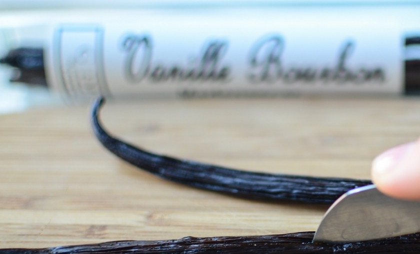 1. Этап. Ванильный сахар в домашних условиях: Разрежьте стручки ванили и достаньте бобы. Делайте это очень осторожно, чтобы не порезать бобы, так как у них пастообразная текстура.