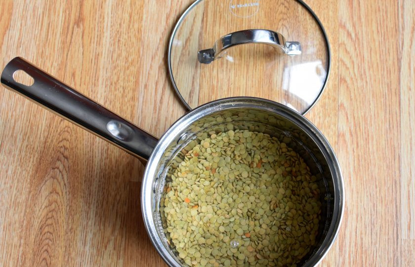 1. Этап. Чечевица с луком: Промытую чечевицу, залейте водой и доведите до кипения на сильном огне. Снимите пену, добавьте ложку растительного масла и поставьте варить на огне меньше среднего. Не солите! При варке в соленой воде бобовые становятся твердыми.