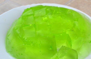 1. Этап. Торт Клипарт: Теперь порежьте желе крупными кусочками.