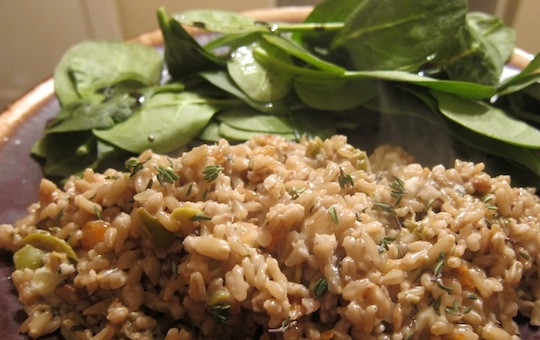 1. Этап. Овсяная крупа: 4. Выложите содержимое сковороды в тарелку к шпинату и сразу подавайте к столу.