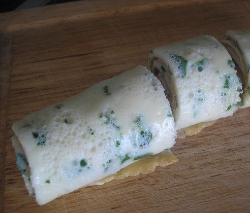 1. Этап. Яичница с икрой: Закрутите его в рулет и нарежьте на кусочки.