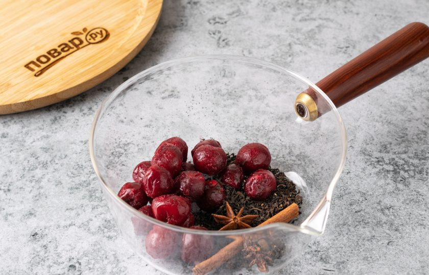 1. Этап. Вишневый грог: В кастрюлю или сотейник переложите вишню, все пряности и чёрный листовой чай.