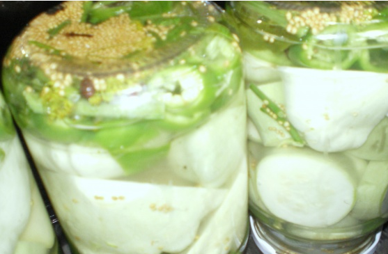 1. Этап. Ассорти с патиссонами: 3. Закатываем стерильными крышками, переворачиваем и укутываем в одеяло до полного остывания.