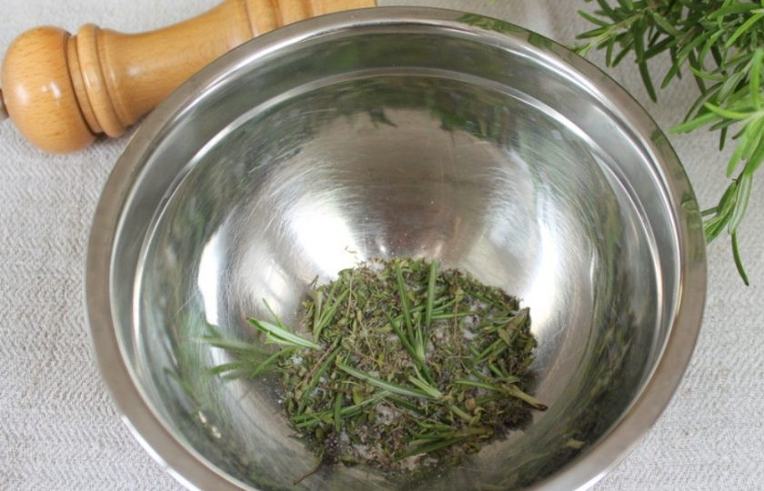 1. Этап. Ошеек в духовке: Добавляем тимьян и розмарин.