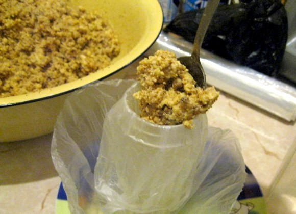 1. Этап. Торт Замок: Это были стена, а теперь то же самое проделываем с башнями, только используем для этого любую полую колбу.