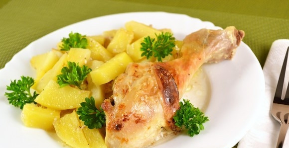 1. Этап. Картофель с курицей в духовке: Запекайте блюдо в духовке при 200 градусах в течение 65 минут. Приятного аппетита!