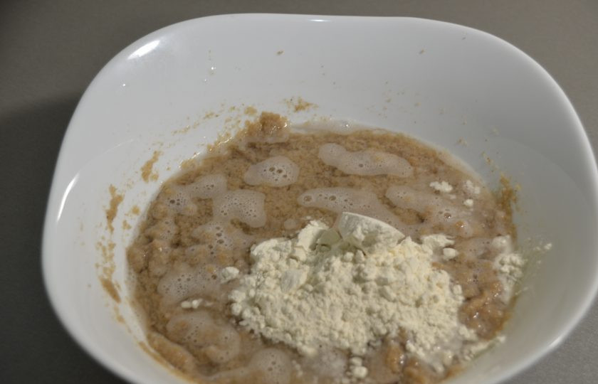 1. Этап. Яичница в блинах: Частями всыпьте всю пшеничную муку.