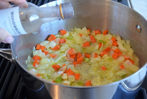 1. Этап. Крем-суп с брокколи и сыром: 4. Затем влейте вино. Готовьте, пока оно не выпарится.