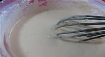 1. Этап. Жареный сельдерей (стебли): Для кляра хорошо перемешайте просеянную муку с пивом, солью и перцем.