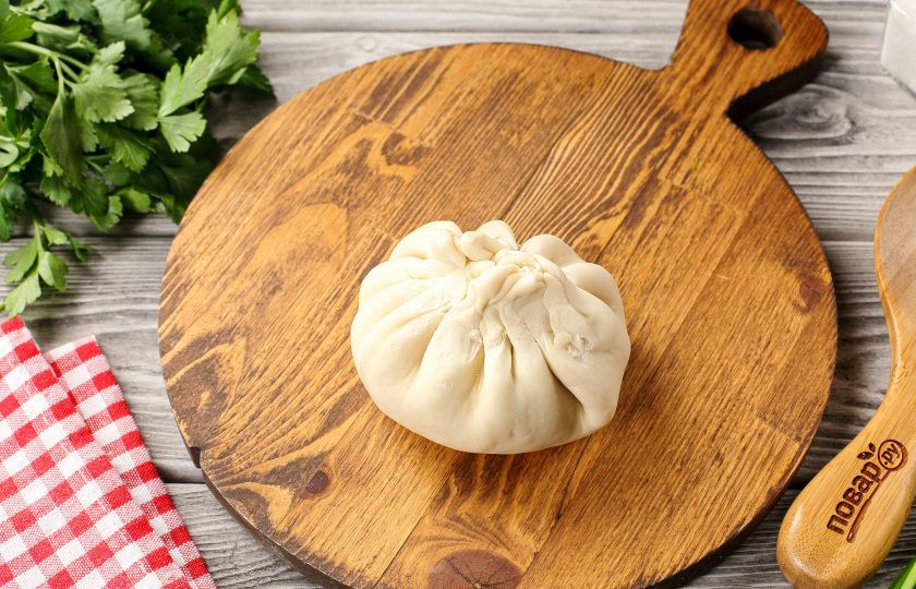 1. Этап. Заварные лепёшки с сыром и зеленью: Края теста приподнимите над начинкой и хорошо соедините.