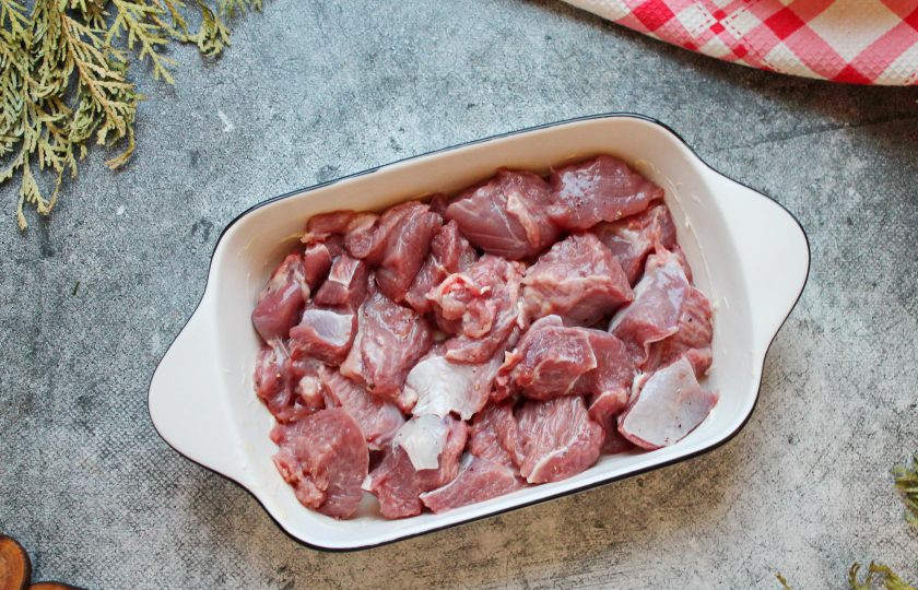 1. Этап. Индейка с белыми грибами: Филе индейки порежьте средними кусочками и выложите в форму, смазанную растительным и сливочным маслом.