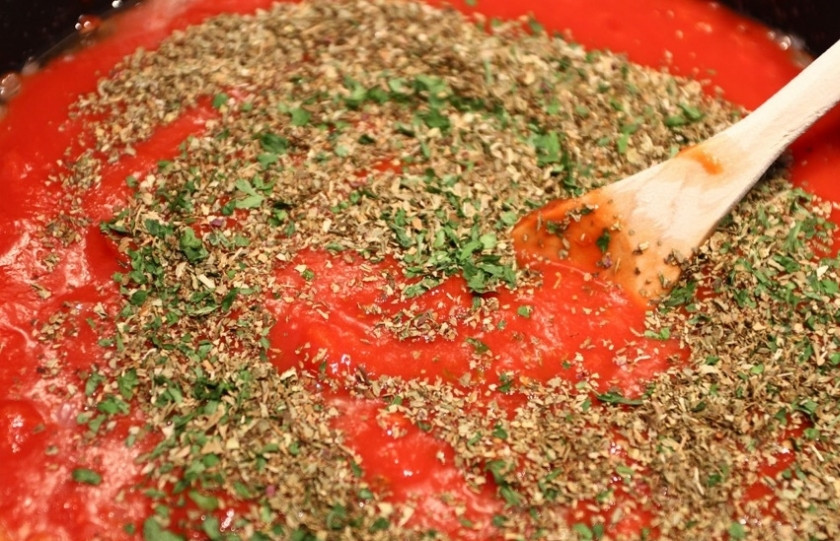 1. Этап. Соус из консервированных помидоров: Добавить измельченные консервированные помидоры и сушеную зелень (можно и свежую, если есть). Довести до кипения.