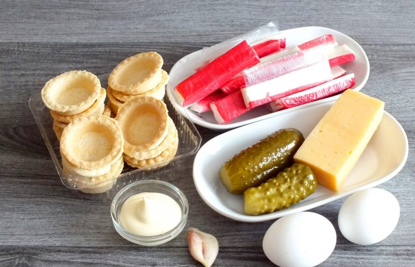 1. Этап. Крабовый салат в тарталетках: Подготовьте необходимые ингредиенты.