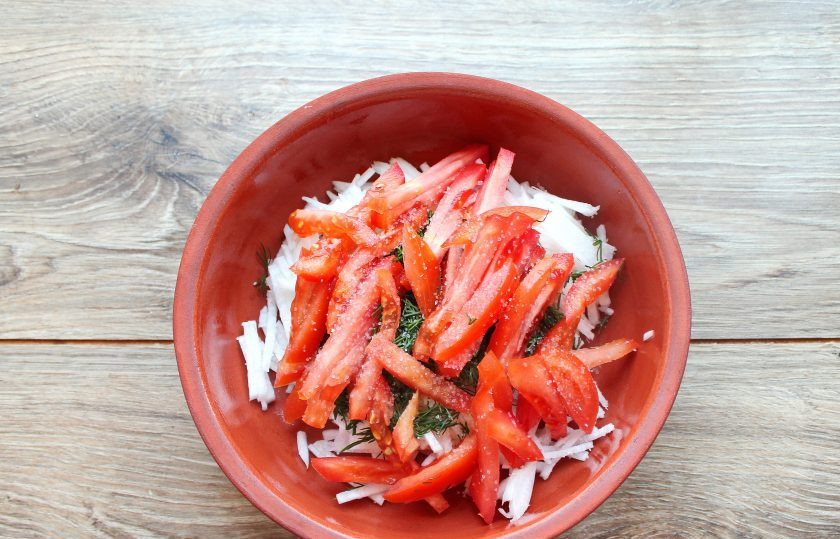 1. Этап. Салат с дайконом, огурцом и помидором: Помидор порежьте соломкой и выложите в салатник.