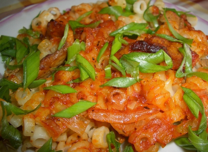 1. Этап. Запеканка из макарон со свининой: 4. Форму для выпекания смазываем маслом, перекладываем в неё половину макарон, следующим слоем выкладываем мясо, поливаем его соком, в котором оно жарилось, затем опять выкладываем макароны и снова поливаем соусом. Выпекаем при 200 градусах 20-30 минут. После выпекания украшаем рубленым зеленым луком.