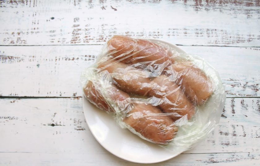 1. Этап. Куриные рулетики замороженные: Сверните грудки в рулет, выложите в пакет и уберите в морозильную камеру на 12 часов.
