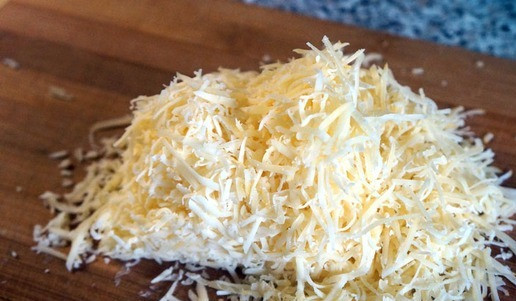 1. Этап. Сом запеченный: Сыр натереть на мелкой терке.
