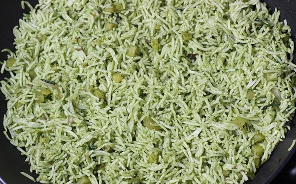 1. Этап. Рис со шпинатом: Теперь отправьте в сковороду рис и все хорошо перемешайте.