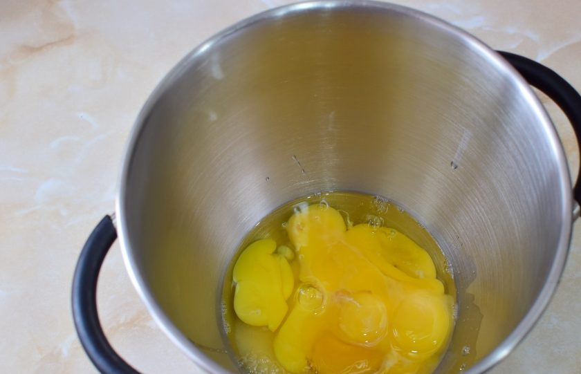 1. Этап. Бисквитный рулет с кремом из сливок: Яйца соедините с сахаром и начинайте взбивать с небольшой скорости, постепенно её увеличивая.