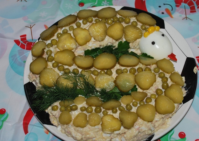 1. Этап. Cалат из рыбной консервы: Украшаем верхушку салата порезанным солеными огурцами и зеленью. Приятного аппетита!