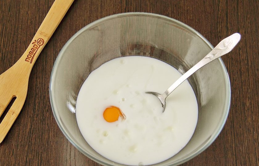 1. Этап. Беляши в мультиварке: Добавьте яйцо и растительное масло.