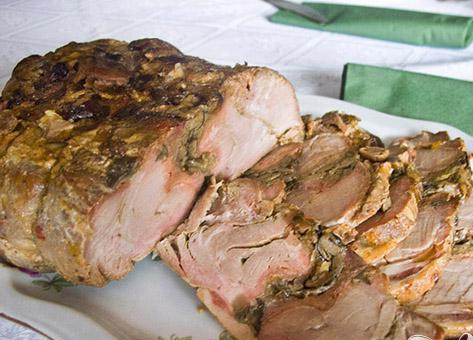 1. Этап. Шейка свиная, запеченная с айвой и грибами: 6. Затем разрезаем нитки режем кусочками и подаем к столу.