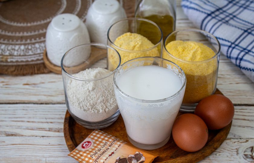 1. Этап. Кукурузный хлеб без глютена: Подготовьте все необходимые продукты. Если у вас нет двух видов кукурузной муки, то используйте только муку мелкого помола.
