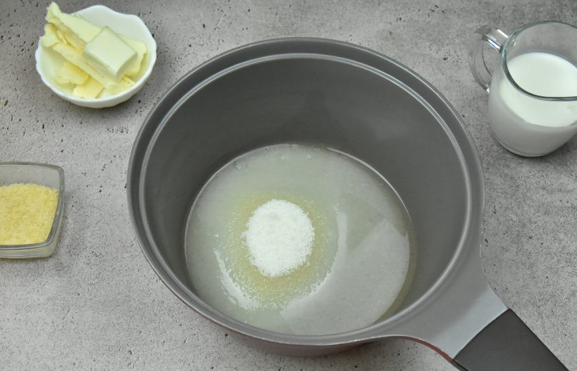 1. Этап. Торт Медок: В сотейник с толстым дном поместите сахар, злейте водой.