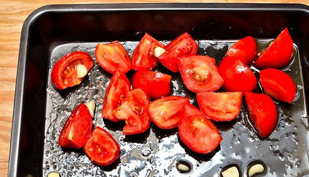 1. Этап. Томатный соус для пиццы: На противень положить порезанные на четвертинки помидоры и чеснок.