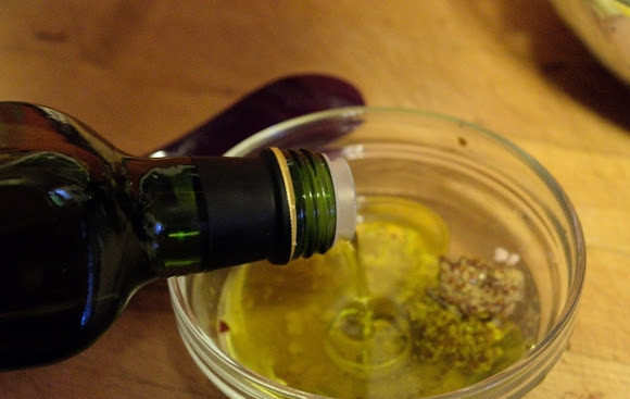 1. Этап. Салат из овощей с сухариками: 6. Для приготовления заправки соедините оливковое масло, пропущенный через пресс чеснок, уксус, горчицу, соль, перец и базилик.