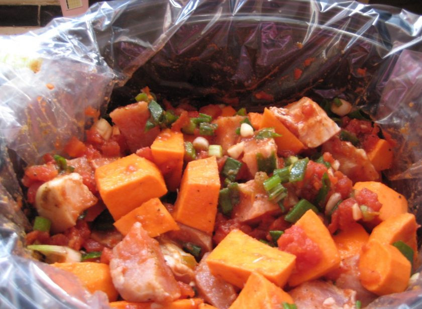 1. Этап. Свинина, тушенная с зеленым луком: Готовить будем в так называемой медленноварке или тиховарке. Это кастрюля с толстыми стенками для медленного тушения. Отправляем все продукты вместе с томатами, соком и специями в рукав, не закрывая, устанавливаем его в кастрюлю.