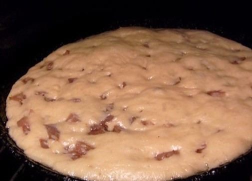 1. Этап. Шарлотка из сушеных яблок: Сверху вылить тесто и равномерно распределить по поверхности.