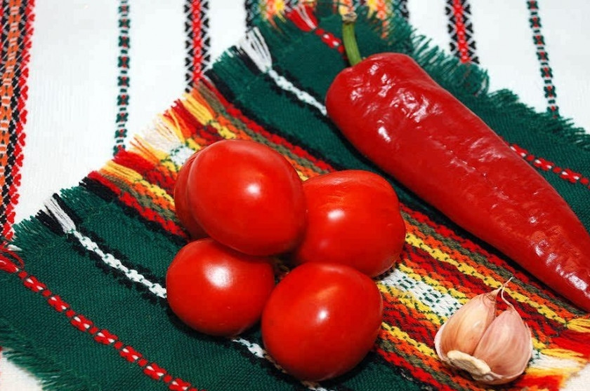 1. Этап. Рыба, тушенная в томатном соусе: Чтобы соус был вкусным и насыщенным, выбирайте обязательно сочные и спелые помидоры.