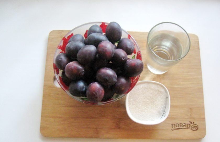 1. Этап. Варенье из целых слив: Подготовьте ингредиенты для приготовления варенья из слив.