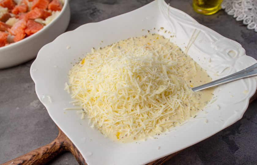 1. Этап. Запеканка из цветной капусты и семги: Сыр натрите на мелкой терке и добавьте к заливке, перемешайте.