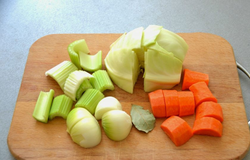 1. Этап. Телятина по-английски: Порежьте овощи на кусочки любых размеров, в последствии они будут пробиваться блендером.