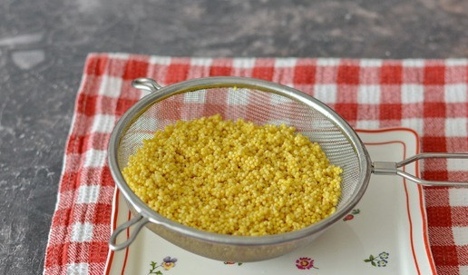 1. Этап. Каша пшённая молочная классическая: Пшено тщательно промойте на сите под проточной водой, чтобы смыть мУчку, которая зачастую придаёт горечь пшену. После промывания обдайте пшено в сите кипятком из чайника. Это гарантирует отсутствие горечи.