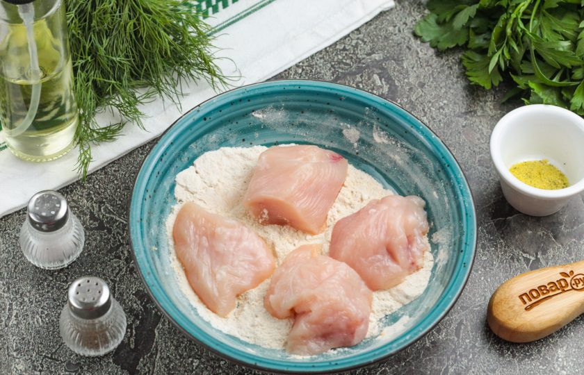 1. Этап. Наггетсы в аэрогриле: Обпанируйте каждый кусочек филе в пшеничной муке со всех сторон.