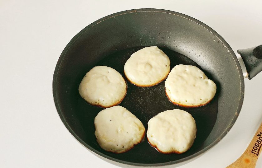 1. Этап. Пышные оладьи на горячем кефире: Разогрейте сковороду с маслом и выкладывайте тесто при помощи столовой ложки.