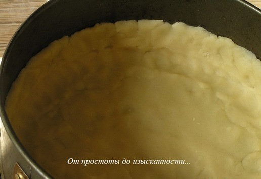 1. Этап. Мясной пирог с рисом, луком, яблоками: Или распределите тесто руками прямо в форме (у меня 18 см, дно можно застелить бумагой для выпечки), немного теста оставьте для украшения.