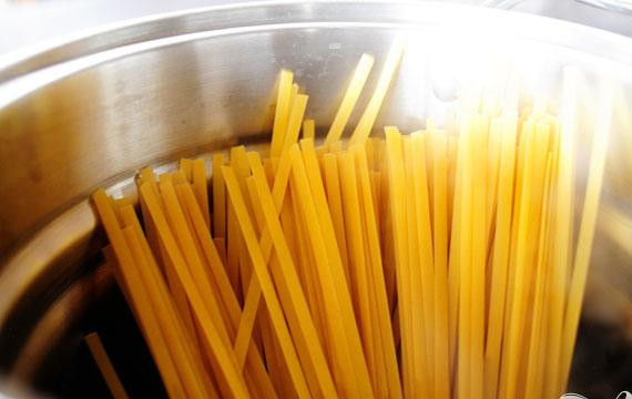 1. Этап. Говяжьи ребрышки в томатном соусе: 3. Перед подачей нагреть ребрышки в сковороде. Отварить пасту в соответствии с инструкцией на упаковке.