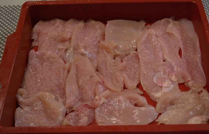 1. Этап. Отбивные в духовке с помидорами и сыром: 1. Куриное филе нарезать на полоски. Каждую отбить молоточком. Уложить кусочки филе в смазанную маслом форму для запекания. Мясо посолить и поперчить по вкусу.