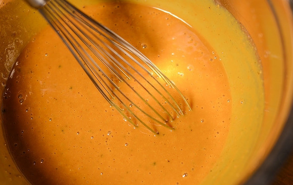 1. Этап. Свиные ребрышки с горчицей: 1. Сперва сделайте соус: в миску вылейте стакан горчицы, яблочный уксус, добавьте сахар и мед, кетчуп, Вустерширский соус, острый соус, черный и белый перец, хорошенько смешайте все венчиком. Готовый соус можно неделю хранить в холодильнике.