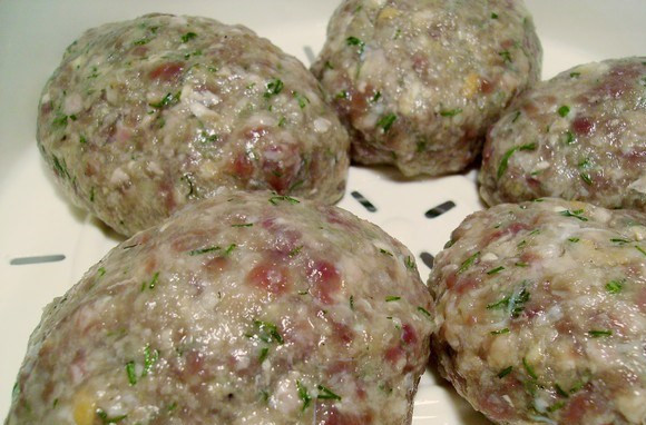 1. Этап. Зразы на пару в мультиварке: 4. Помещаем зразы в чашу для варки на пару, и в аналогичном режиме держим 30-40 минут.