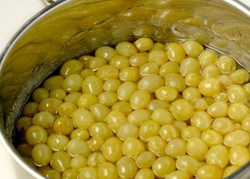 1. Этап. Варенье из винограда на зиму: Теперь делаем сироп из воды и сахара, выкладываем в него виноград. Оставляем его а пару часиков настаиваться, можно даже на ночь.