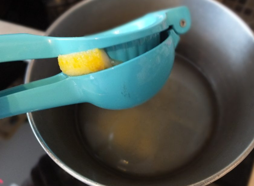 1. Этап. Кнафе: Сварите сироп. Растворите в воде сахар, добавьте сок лимона и дайте прокипеть, но не уваривайте.